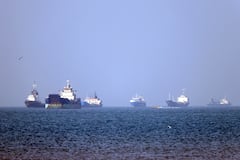 En esta fotografía, obtenida de la agencia de noticias iraní ISNA el 4 de mayo de 2026, se observan buques anclados en el estrecho de Ormuz, frente a Bandar Abbas, en el sur de Irán.