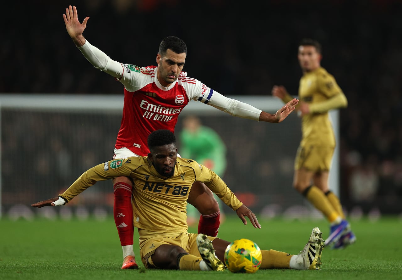 El centrocampista español del Arsenal, Mikel Merino (izq.), comete una falta sobre el centrocampista colombiano del Crystal Palace, Jefferson Lerma, durante el partido de cuartos de final de la Copa de la Liga inglesa entre el Arsenal y el Crystal Palace en el Emirates Stadium, en Londres, el 23 de diciembre de 2025. (Foto de Adrian Dennis / AFP)