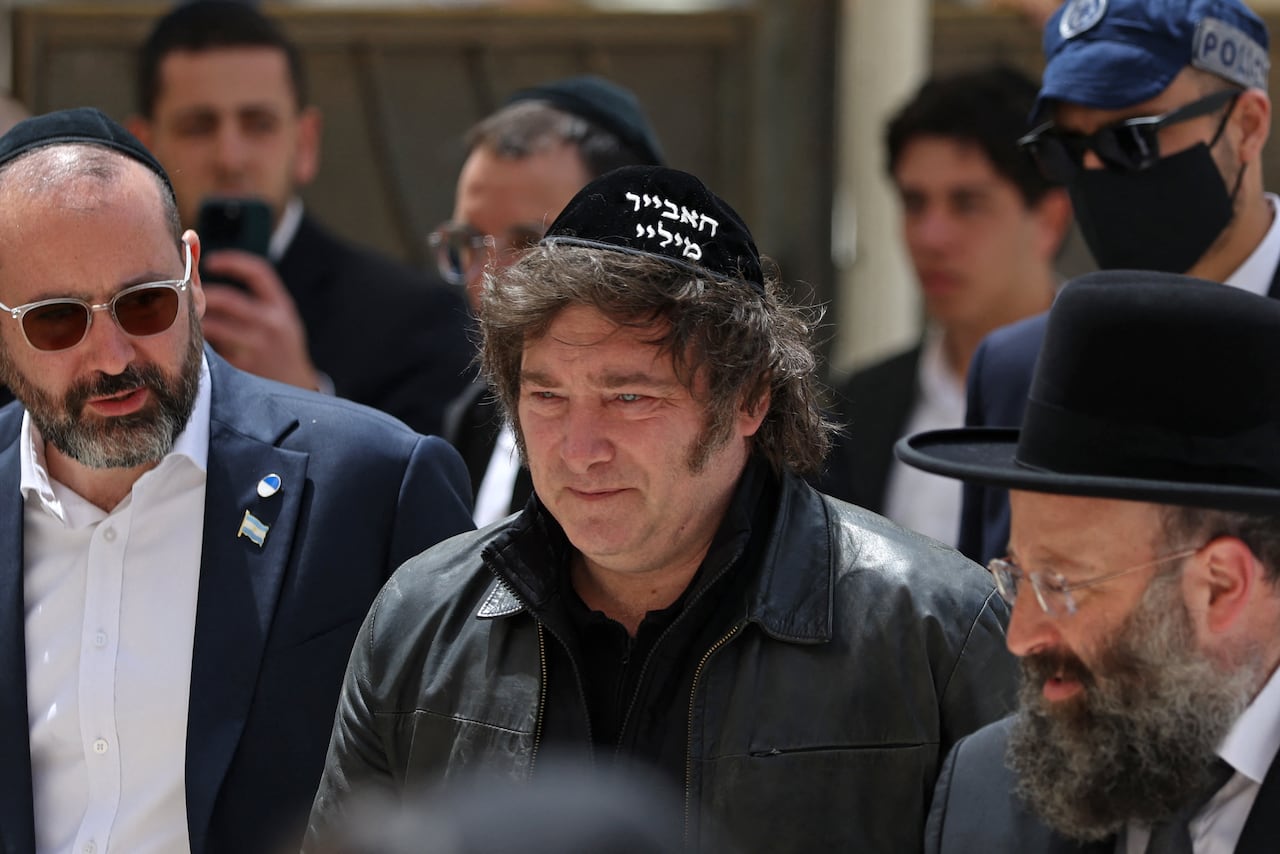 Argentina's President Javier Milei (C) visits the Western Wall in the old city of Jerusalem on April 19, 2026. (Photo by Ilia YEFIMOVICH / AFP)