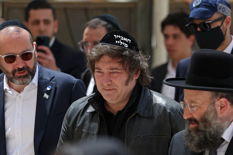 Argentina's President Javier Milei (C) visits the Western Wall in the old city of Jerusalem on April 19, 2026. (Photo by Ilia YEFIMOVICH / AFP)