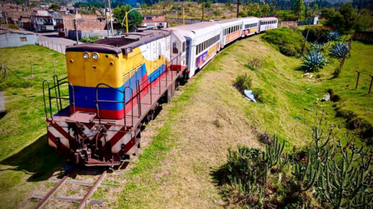 El tren turístico revive la experiencia ferroviaria en Boyacá con vagones restaurados y paisajes imponentes.