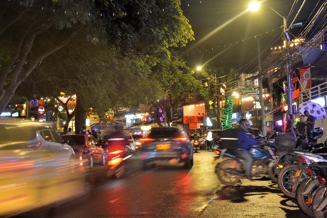 Este es el panorama nocturno del Parque del Perro en el barrio San Fernando, uno de los lugares emblemáticos y muy comercial de Cali.