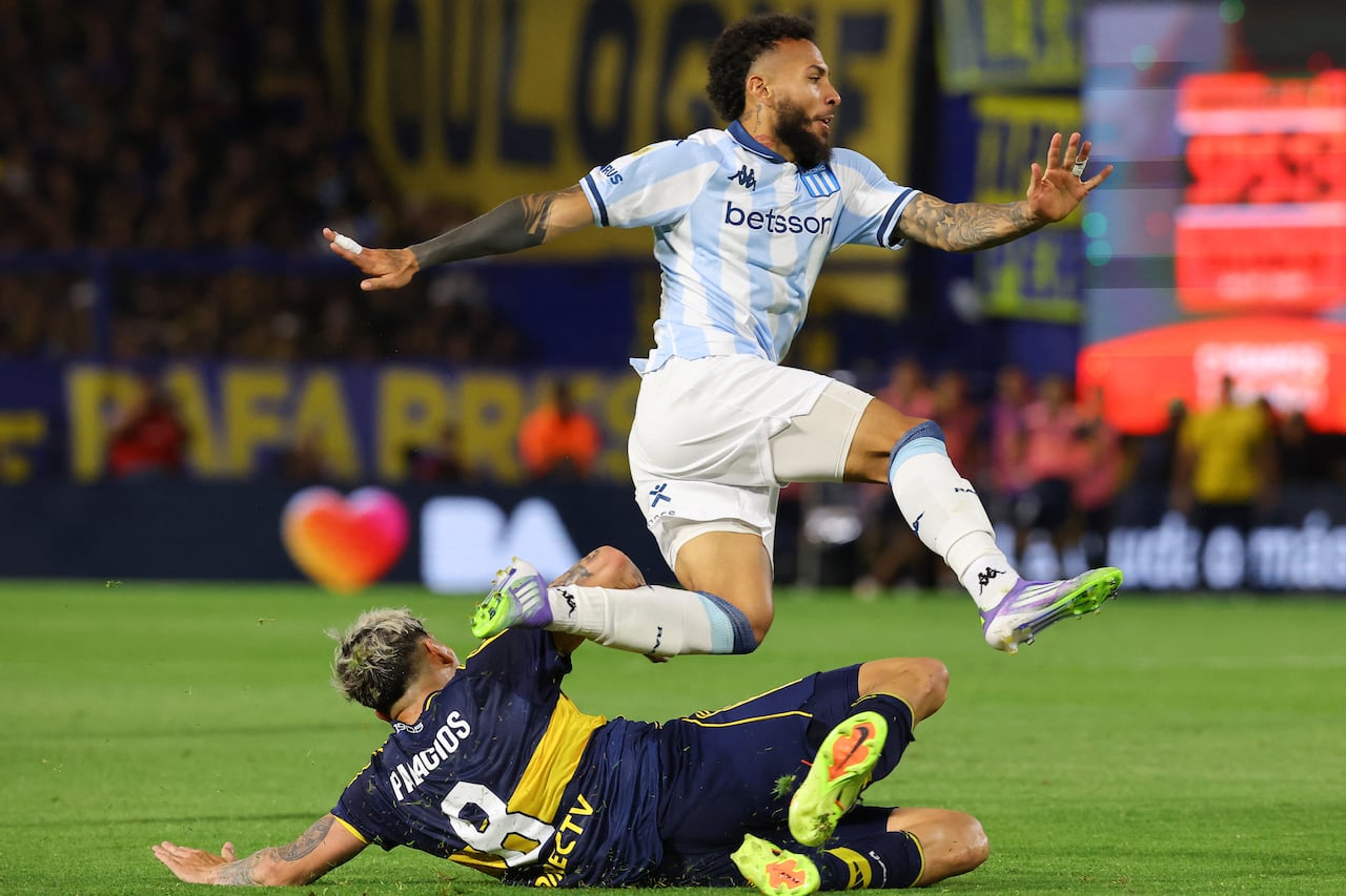El mediocampista chileno de Boca Juniors #08 Carlos Palacios y el delantero colombiano de Racing #07 Duvan Vergara disputan el balón durante el partido de semifinales del Torneo Clausura 2025 de la Liga Profesional de Fútbol Argentino entre Boca Juniors y Racing en el Estadio La Bombonera en Buenos Aires el 7 de diciembre de 2025. (Foto de ALEJANDRO PAGNI / AFP)