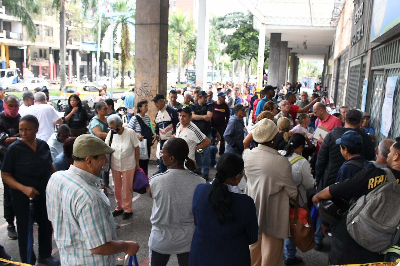 Cali: Por cuarto día consecutivo, personas de la tercera edad, discapacitados y enfermos continúan en largas filas alrededor de toda la cuadra en la av 2n -3n entre las calle 19 y 20 para reclamar los medicamentos en Disdroga a los afiliados de la nueva EPS