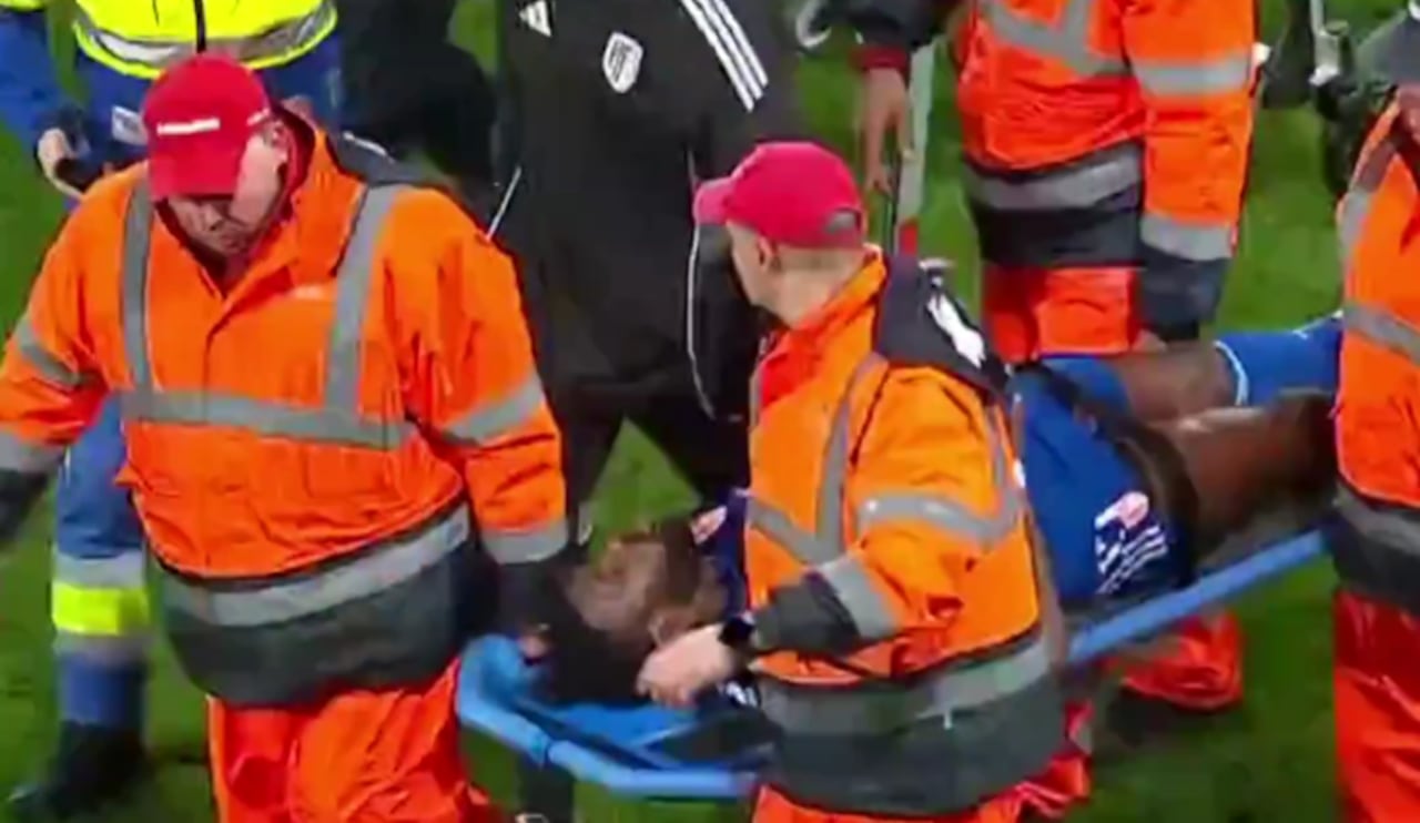 Antoine Baroan sale en camilla tras la fractura que sufrió en el partido contra el Sporting CP.