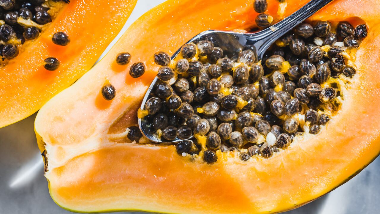 ¿Qué pasa si se come semillas de papaya enteras?