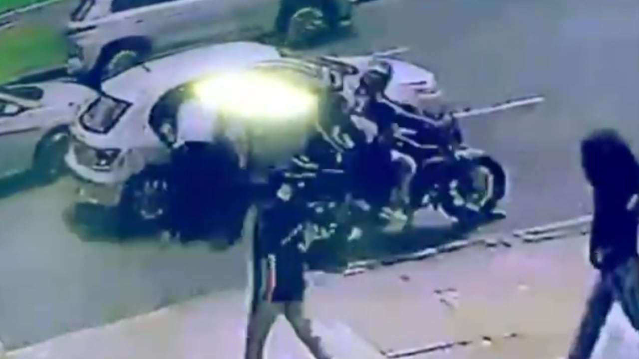 El conductor apagó el carro y se desplazó a la parte de atrás para asistir el parto.