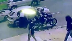 El conductor apagó el carro y se desplazó a la parte de atrás para asistir el parto.