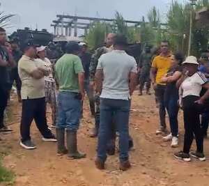 Las comunidades denunciaron los riesgos que enfrentan por el hecho que los soldados y policías pasen la noche en predios que la comunidad reclama como suyos.