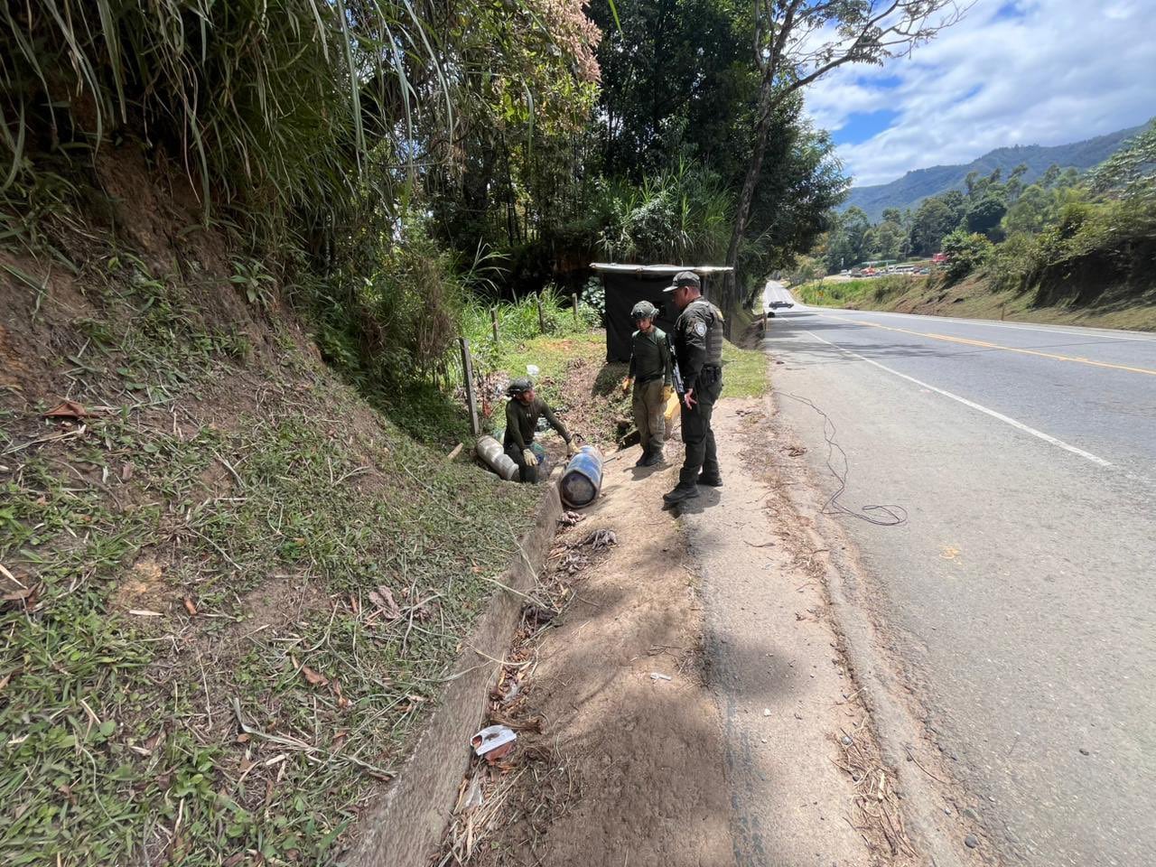 El artefacto fue hallado en una alcantarilla en el sector de Tunía, jurisdicción de Piendamó, uno de los corredores más transitados del suroccidente del país.