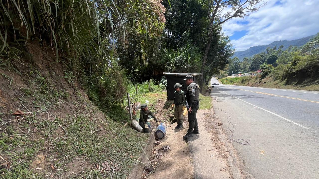 El artefacto fue hallado en una alcantarilla en el sector de Tunía, jurisdicción de Piendamó, uno de los corredores más transitados del suroccidente del país.