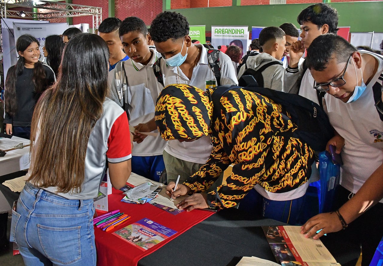 Feria de oportunidades del Icetex en Cali en el Colegio Inem con la presencia del presidente del Icetex Mauricio Toro.