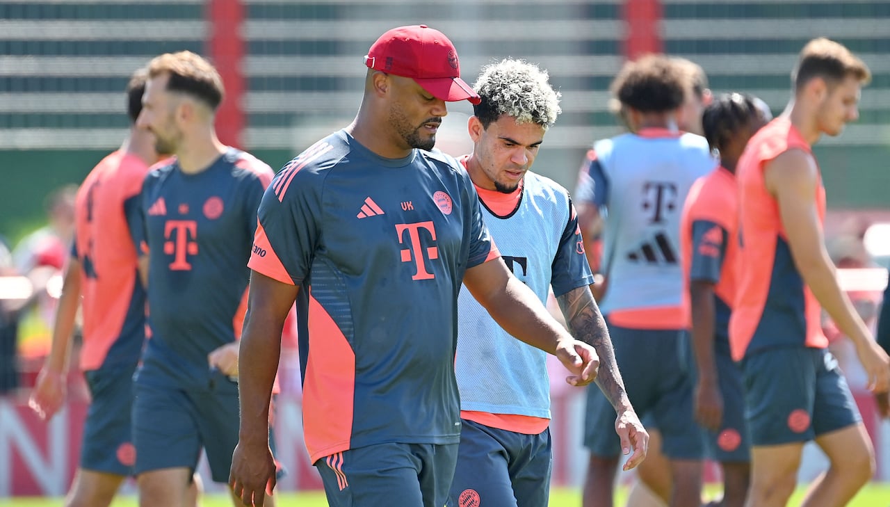 Luis Díaz (centroderecha), en una de las prácticas del Bayern Múnich de Alemania, junto a su entrenador Vincent Koompany.