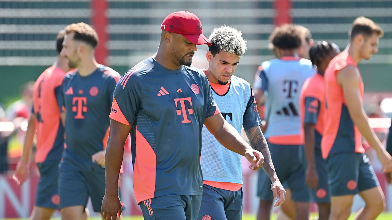 Luis Díaz (centroderecha), en una de las prácticas del Bayern Múnich de Alemania, junto a su entrenador Vincent Koompany.