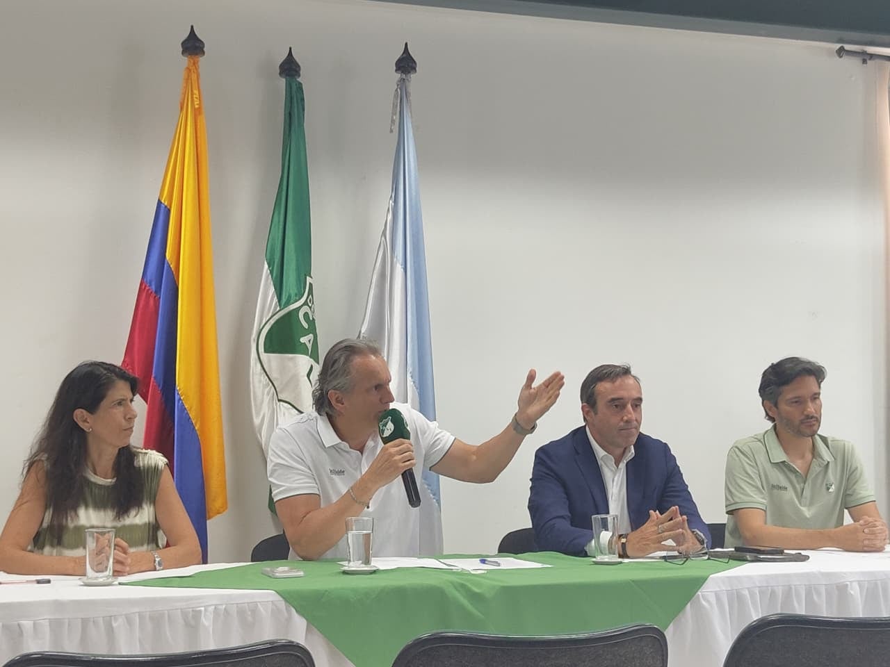 Presentación de Joaquín Losada Fina (centro), nuevo presidente del Deportivo Cali.