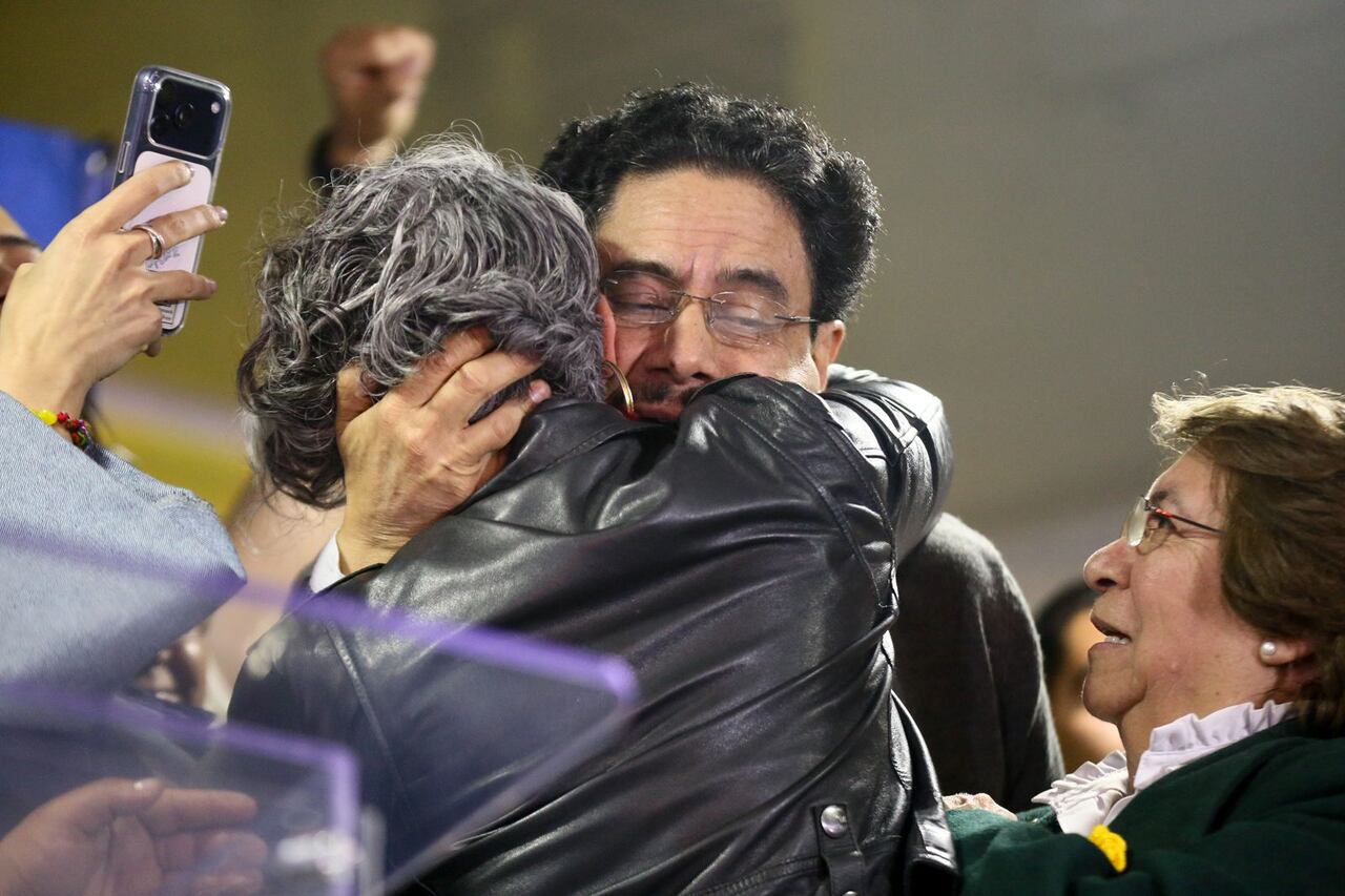 Bogotá. Octubre 26 de 2025. Ivan Cepeda celebra junto a sus simpatizantes, tras haber sido seleccionado como el candidato oficial del Pacto Histórico para las elecciones presidenciales del 2026.