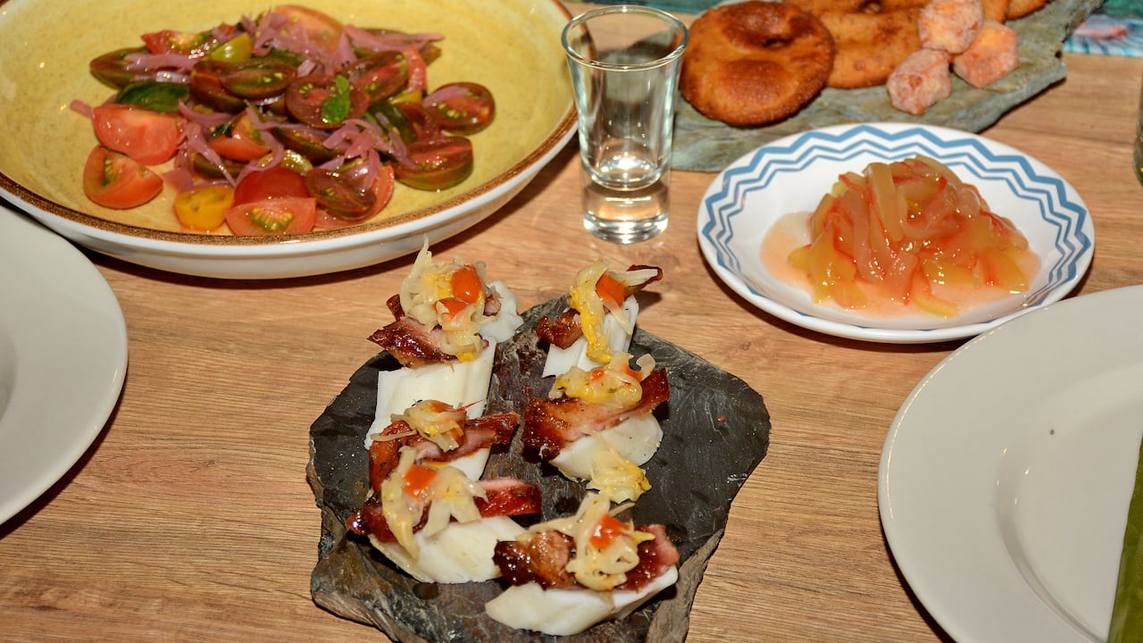 "Vuelta a Colombia en 7 platos". Se trata de una experiencia culinaria creada por la chef Nayara Bonivento en su restaurante Oriundo que celebra la diversidad culinaria del país con siete tiempos, cada uno representando una región diferente. foto Jorge Orozco