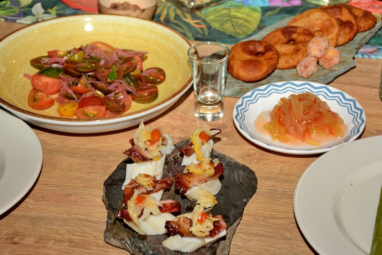 "Vuelta a Colombia en 7 platos". Se trata de una experiencia culinaria creada por la chef Nayara Bonivento en su restaurante Oriundo que celebra la diversidad culinaria del país con siete tiempos, cada uno representando una región diferente. foto Jorge Orozco