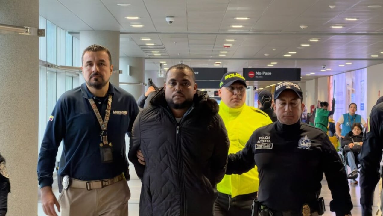 Alias Mapaya, cabecilla de Los Espartanos, en su llegada al Aeropuerto Internacional El Dorado de Bogotá.
