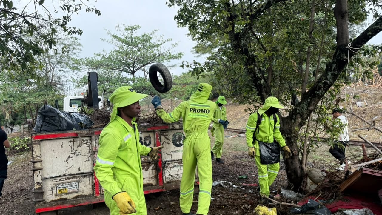 Operarios de aseo participaron activamente en la jornada para retirar los desechos y materiales acumulados en la zona verde.