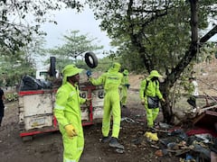 Operarios de aseo participaron activamente en la jornada para retirar los desechos y materiales acumulados en la zona verde.