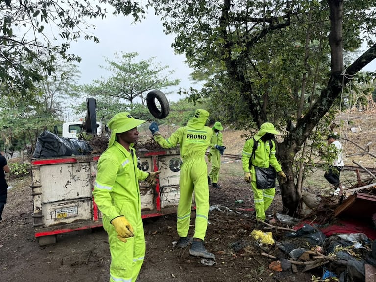 Operarios de aseo participaron activamente en la jornada para retirar los desechos y materiales acumulados en la zona verde.