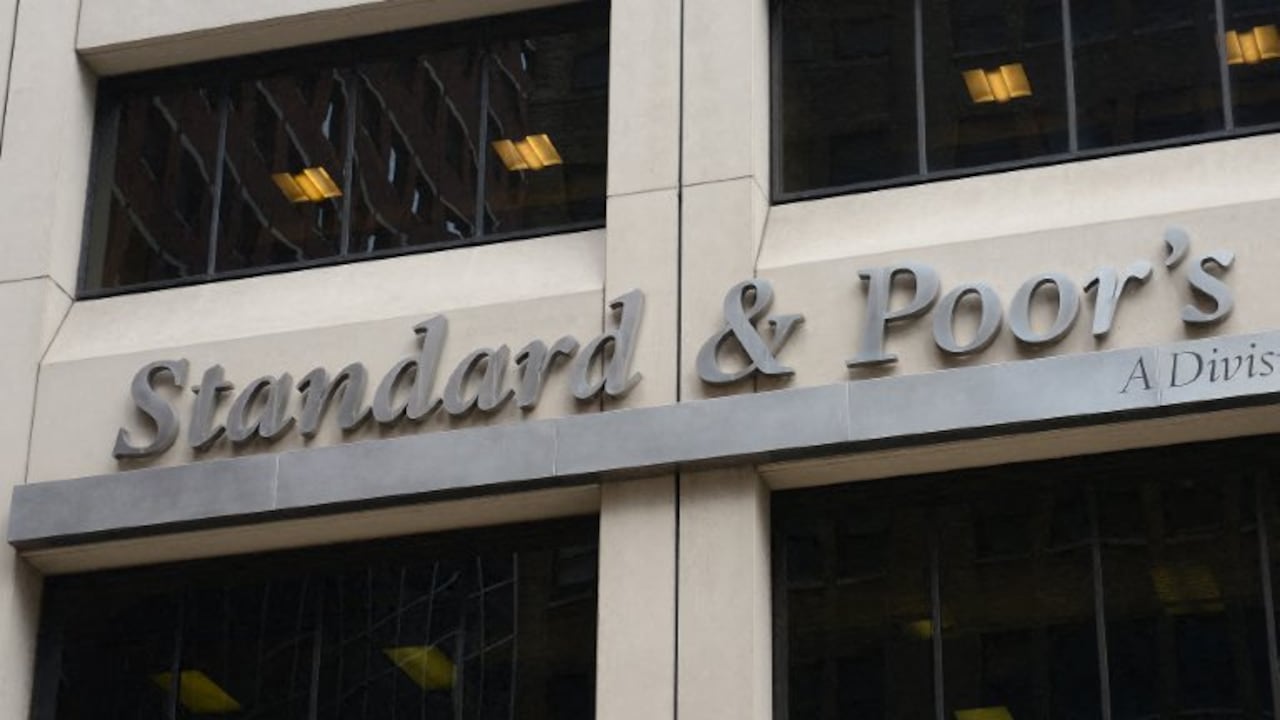 Standard & Poor’s emitió un concepto sobre la calificación soberana de Colombia, bajo el cual redujo el rating en un escalón y estabilizó la perspectiva. En particular, disminuyó la calificación de los bonos soberanos de largo plazo denominados en moneda extranjera de BB a BB-.
