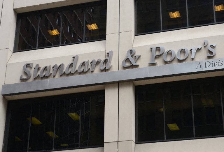 Standard & Poor’s emitió un concepto sobre la calificación soberana de Colombia, bajo el cual redujo el rating en un escalón y estabilizó la perspectiva. En particular, disminuyó la calificación de los bonos soberanos de largo plazo denominados en moneda extranjera de BB a BB-.