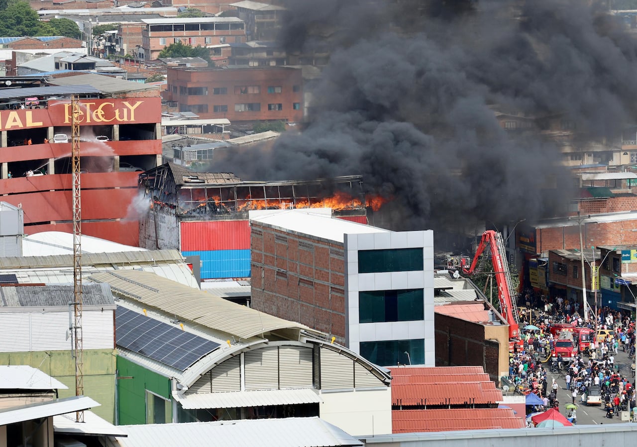 Un incendio de gran magnitud consumió la parte superior de un establecimiento comercial ubicado en la Carrera 10 con Calle 15, en el barrio Sucre, pleno centro de Cali