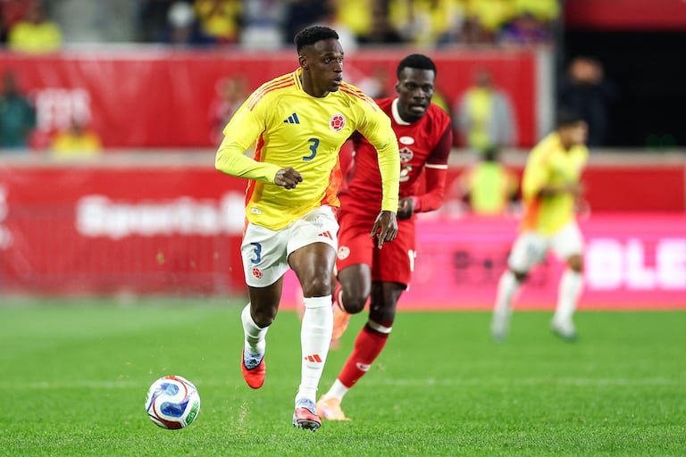 El defensa colombiano #03 Jhon Lucumi controla el balón durante el partido amistoso internacional entre Canadá y Colombia en el Sports Illustrated Stadium en Harrison, Nueva Jersey, el 14 de octubre de 2025. (Foto de CHARLY TRIBALLEAU / AFP)