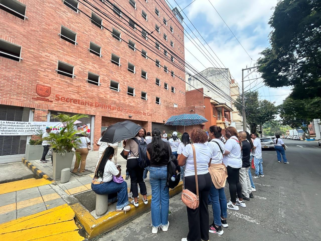 Plantón pacífico en las instalaciones de la Secretaría de Educación de Cali, miércoles 14 de enero de 2026.