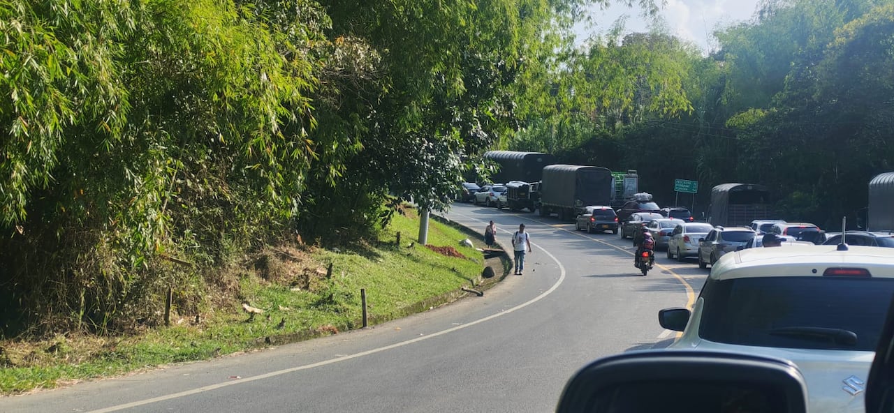 Habitantes y transportadores enfrentan afectaciones por restricciones en una de las principales vías del país.