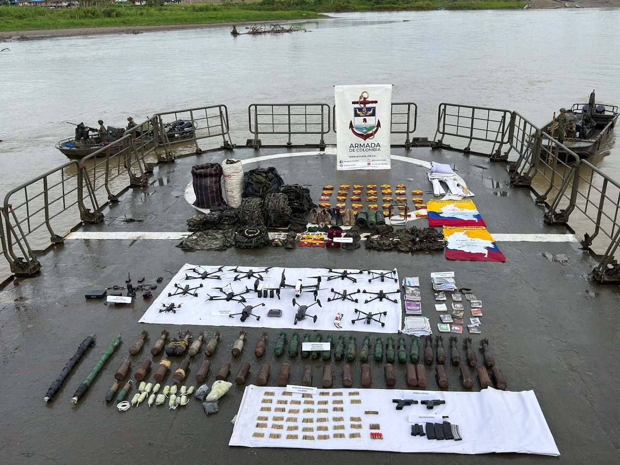En los escondites hallados por las autoridades fueron encontrados 13 drones, armas de fuego, munición, equipos de comunicación y cerca de 350 kilogramos de explosivos utilizados por grupos armados ilegales.