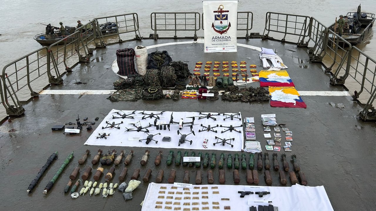 En los escondites hallados por las autoridades fueron encontrados 13 drones, armas de fuego, munición, equipos de comunicación y cerca de 350 kilogramos de explosivos utilizados por grupos armados ilegales.