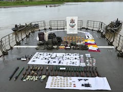 En los escondites hallados por las autoridades fueron encontrados 13 drones, armas de fuego, munición, equipos de comunicación y cerca de 350 kilogramos de explosivos utilizados por grupos armados ilegales.