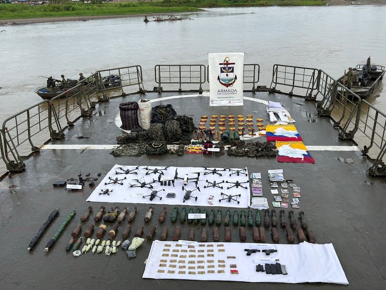 En los escondites hallados por las autoridades fueron encontrados 13 drones, armas de fuego, munición, equipos de comunicación y cerca de 350 kilogramos de explosivos utilizados por grupos armados ilegales.