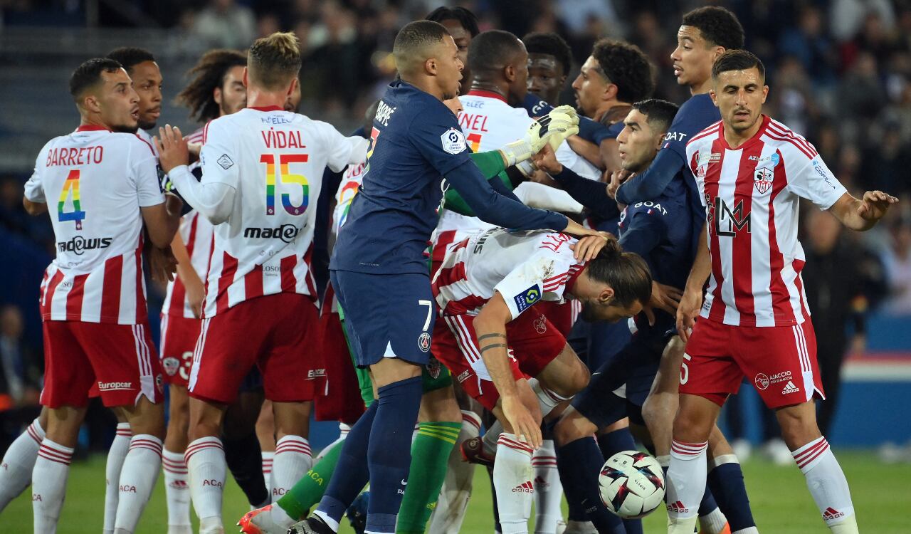 Achraf Hakimi fue expulsado tras gresca en el PSG vs. Ajaccio.