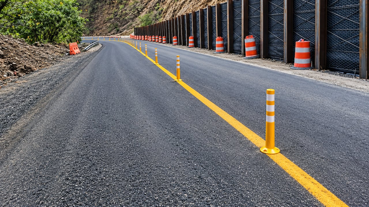 Personal controlador de la Concesionaria Unión Vial Camino del Pacífico gestiona el paso vehicular y las actividades de monitoreo en el sector La Yolomba, donde se implementó un Plan de Manejo de Tráfico tras las afectaciones generadas por el sismo en el corredor Buenaventura – Loboguerrero – Buga.