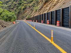 Personal controlador de la Concesionaria Unión Vial Camino del Pacífico gestiona el paso vehicular y las actividades de monitoreo en el sector La Yolomba, donde se implementó un Plan de Manejo de Tráfico tras las afectaciones generadas por el sismo en el corredor Buenaventura – Loboguerrero – Buga.