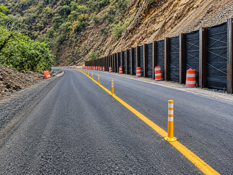 Personal controlador de la Concesionaria Unión Vial Camino del Pacífico gestiona el paso vehicular y las actividades de monitoreo en el sector La Yolomba, donde se implementó un Plan de Manejo de Tráfico tras las afectaciones generadas por el sismo en el corredor Buenaventura – Loboguerrero – Buga.