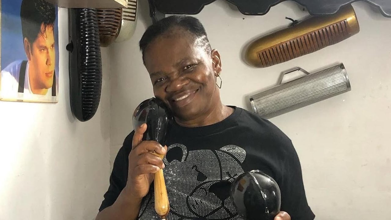 La 'Tía Mariela' llenaba de alegría la Calle del Sabor, con su cadencia al bailar y su energía al tocar instrumentos.