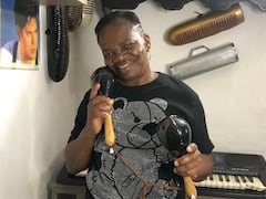 La 'Tía Mariela' llenaba de alegría la Calle del Sabor, con su cadencia al bailar y su energía al tocar instrumentos.