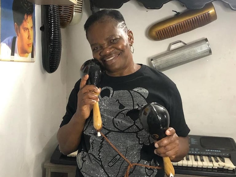 La 'Tía Mariela' llenaba de alegría la Calle del Sabor, con su cadencia al bailar y su energía al tocar instrumentos.