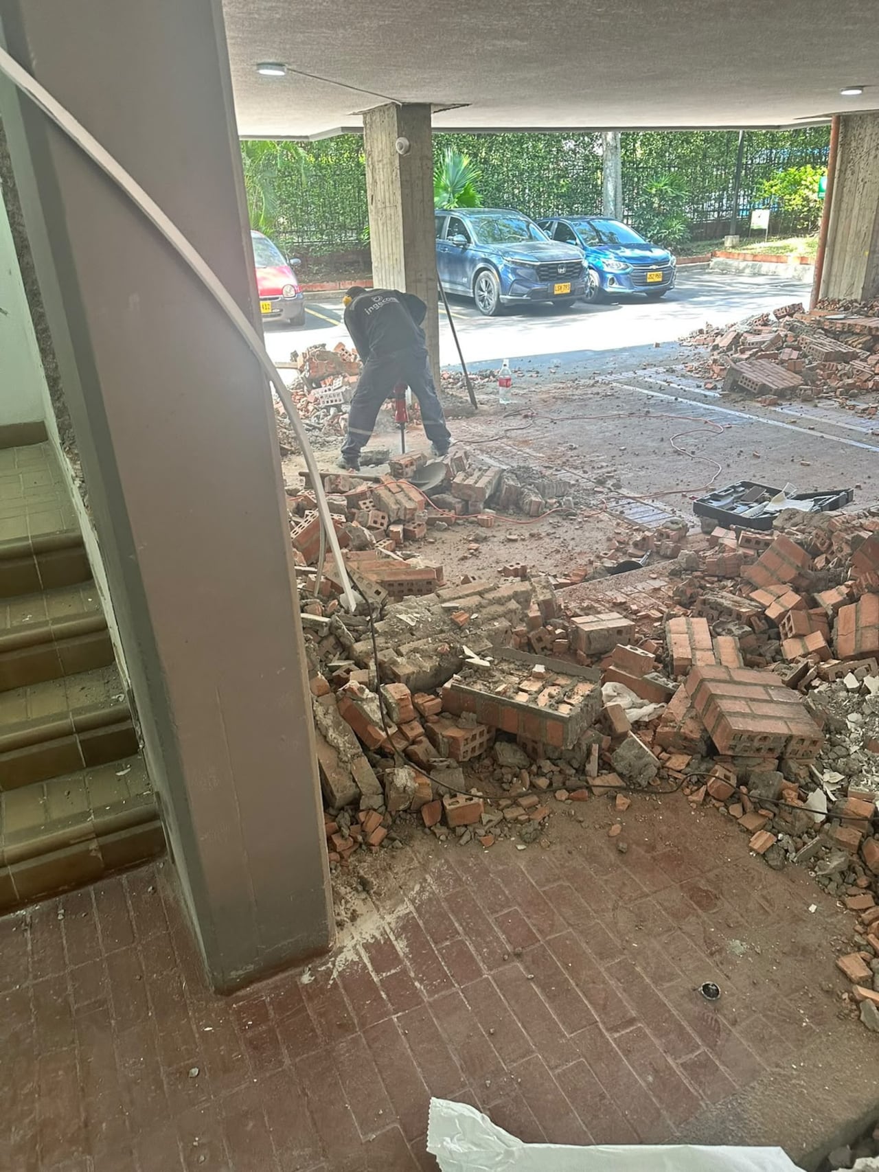 Según la denuncia recibida por El País, la mayoría de las familias habría dejado sus apartamentos después del sismo, mientras unos pocos residentes continúan habitando el conjunto.