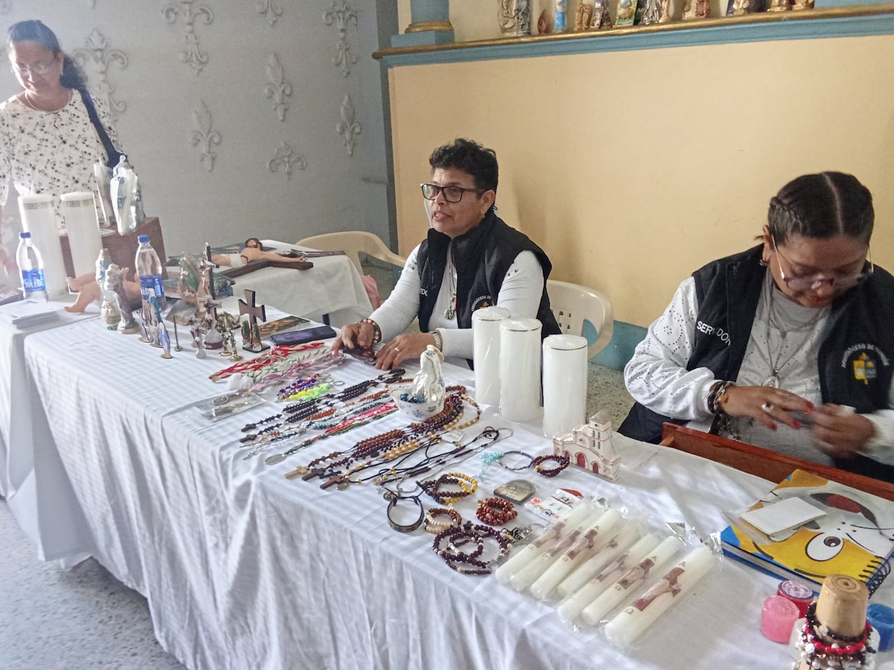 Son verdaderos símbolos de fe, de ahí que imágenes religiosas, veladoras y agua bendita hacen parte de los elementos que acercan a los fieles a su espiritualidad.