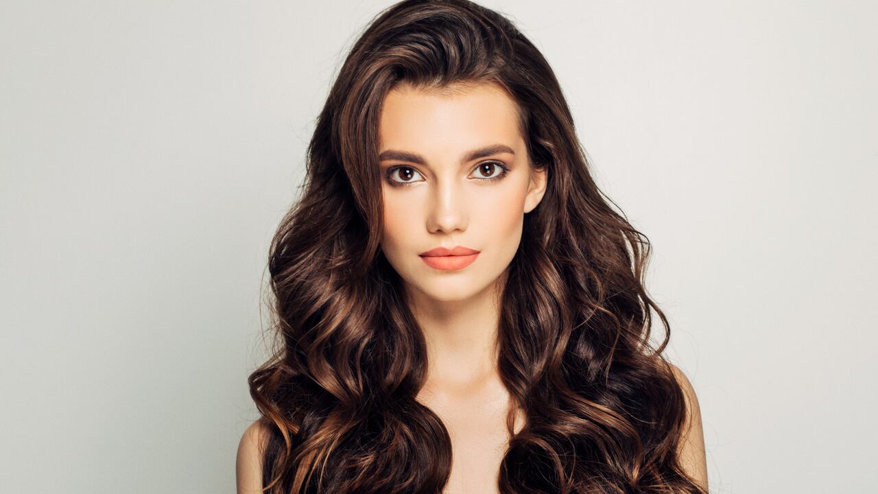 Entre los numerosos productos y tratamientos para el cabello, un ingrediente poco convencional está ganando popularidad por su capacidad para infundir un brillo radiante a cada hebra.