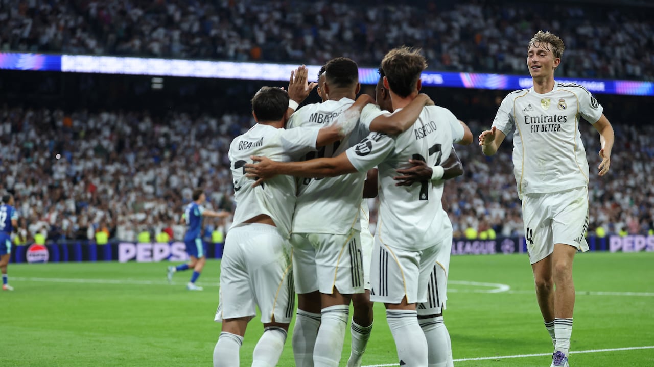 El delantero francés #10 del Real Madrid, Kylian Mbappé, celebra con sus compañeros el segundo gol de su equipo desde el punto de penalti durante el partido de la primera jornada de la primera ronda de la UEFA Champions League entre el Real Madrid CF y el Olympique de Marsella en el estadio Santiago Bernabéu de Madrid el 16 de septiembre de 2025. (Foto de Thomas COEX / AFP)