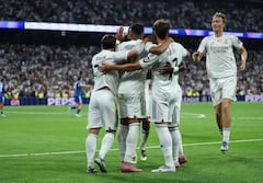 El delantero francés #10 del Real Madrid, Kylian Mbappé, celebra con sus compañeros el segundo gol de su equipo desde el punto de penalti durante el partido de la primera jornada de la primera ronda de la UEFA Champions League entre el Real Madrid CF y el Olympique de Marsella en el estadio Santiago Bernabéu de Madrid el 16 de septiembre de 2025. (Foto de Thomas COEX / AFP)