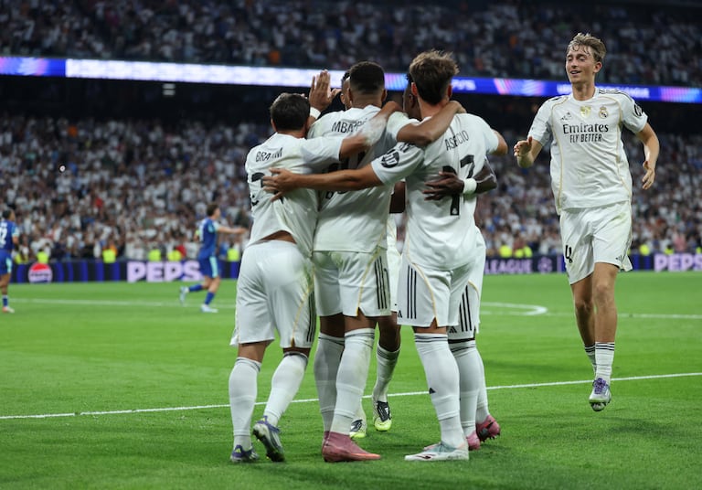 El delantero francés #10 del Real Madrid, Kylian Mbappé, celebra con sus compañeros el segundo gol de su equipo desde el punto de penalti durante el partido de la primera jornada de la primera ronda de la UEFA Champions League entre el Real Madrid CF y el Olympique de Marsella en el estadio Santiago Bernabéu de Madrid el 16 de septiembre de 2025. (Foto de Thomas COEX / AFP)