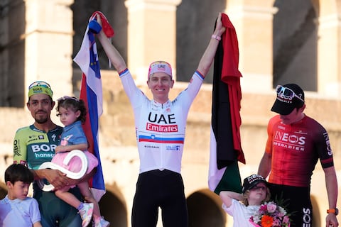 El esloveno Tadej Pogacar, primer clasificado, en el centro, celebra durante la ceremonia del podio al final de la 21ª y última etapa del Giro D'Italia, carrera ciclista de la Vuelta a Italia, en Roma, el domingo 26 de mayo de 2024. (Foto AP/Andrew Medichini)